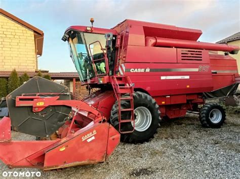 Infografika porównująca budowę kombajnów zbożowych Case IH CF 50 i Fortschritt MDW 525