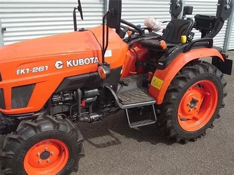 Zdjęcie przedstawiające mini traktor Kubota EK1-261 w pracy
