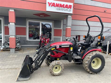 Zdjęcie przedstawiające traktor Yanmar SA424 w eleganckim otoczeniu