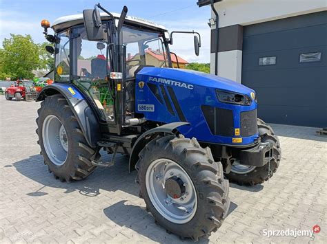 Zdjęcie przedstawiające traktor Farmtrac 26 w akcji