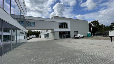 zdjęcie logo Kubota oraz widok na fabrykę lub centrum badawcze