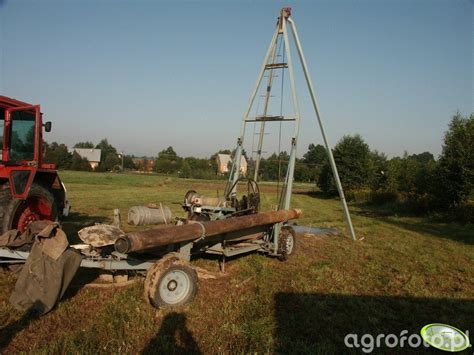 Wiertnica udarowa pracująca w trudnym terenie skalistym