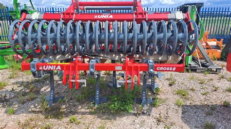 Zdjęcie przedstawiające agregat Unia Cross w akcji na polu