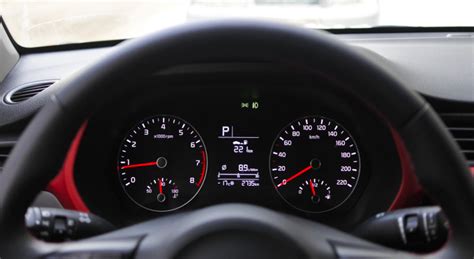 schemat porównania parametrów szlifierek mimośrodowych (średnica tarczy, prędkość obrotowa, waga, typ silnika, zasilanie)