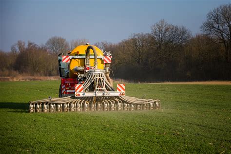 Infografika porównująca różne metody aplikacji gnojowicy: łyżka rozlewowa, węże wleczone, aplikator doglebowy.