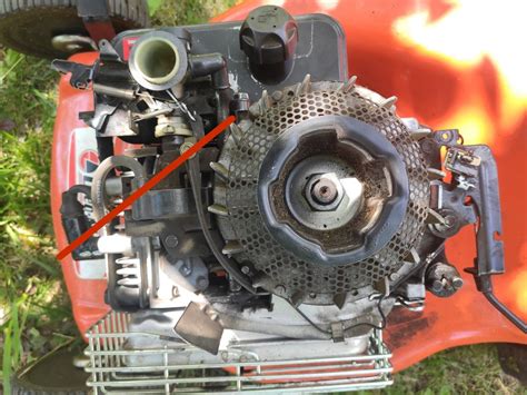 Zdjęcie przedstawiające mechanizm silnika kosiarki Briggs & Stratton