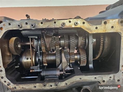 Przekrój skrzyni biegów ciągnika New Holland z zaznaczonymi mechanizmami.