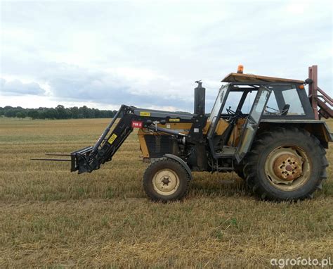 Ursus 1012 z zamontowanym ładowaczem czołowym Tur 5 Olimet podczas prac polowych