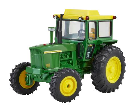 Zabawkowy traktor John Deere z gumowymi kołami na trawie