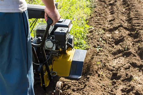 Zbliżenie na akumulatorową glebogryzarkę w użyciu, pokazujące jej mobilność