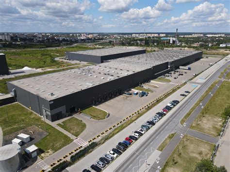 Zdjęcie hali magazynowej z częściami zamiennymi JCB w Toruniu