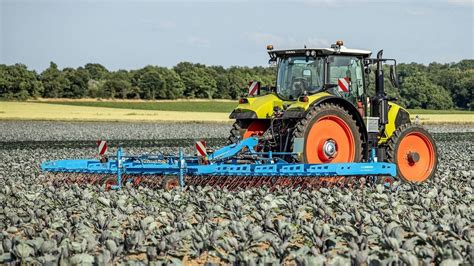 stalowe koła zamontowane na glebogryzarce pracującej na nierównym terenie