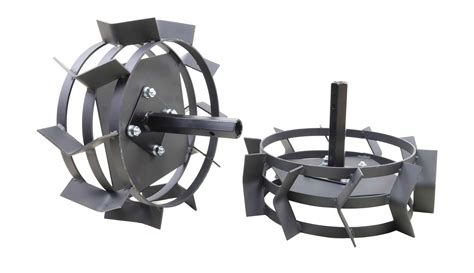 zbliżenie na stalowe koło glebogryzarki z widocznym bieżnikiem