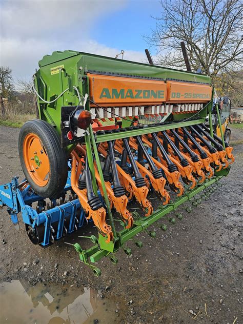 Siewnik zbożowy Amazone D7 w polu