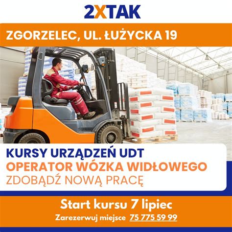 Zdjęcie operatora wózka widłowego w trakcie szkolenia praktycznego lub z certyfikatem UDT.