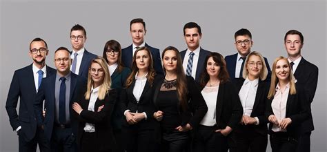 Zdjęcie grupowe przedstawicieli firmy Unia Group i partnerów podczas konferencji prasowej w Rulewie.