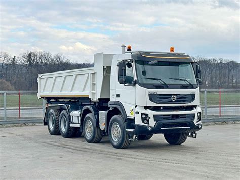 Schematyczny przekrój podwozia Volvo FMX z zaznaczonymi elementami kluczowymi dla budownictwa: przednia oś napędowa, wysoki prześwit, wzmocnione osie.