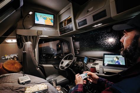 Zdjęcie wnętrza kabiny dziennej Volvo FMX, podkreślające ergonomię i komfort pracy kierowcy.