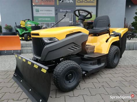 Traktorek kosiarka z widocznymi kołami