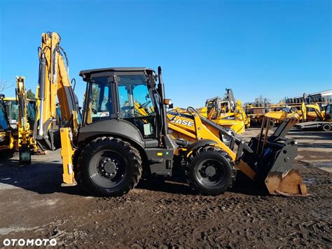 Schemat koparko-ładowarki Case 580SV z zaznaczeniem kluczowych elementów roboczych i kabiny.