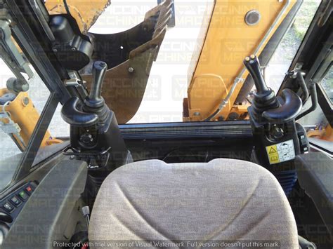 Przekrój ramienia koparkowego Case 580ST z zaznaczeniem systemu Extendahoe i szybkozłącza.