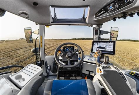 Wnętrze kabiny wywrotki z widocznym tachografem analogowym i tarczkami