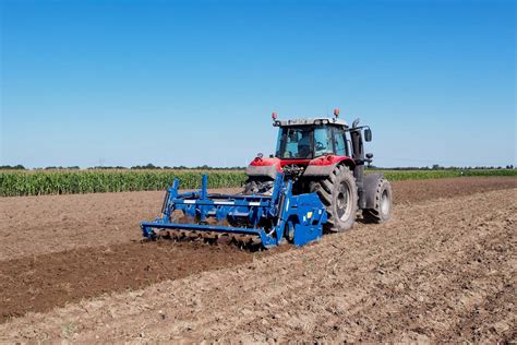 Archiwalne zdjęcie pługa talerzowego PTz-3 lub PTc-5 w pracy