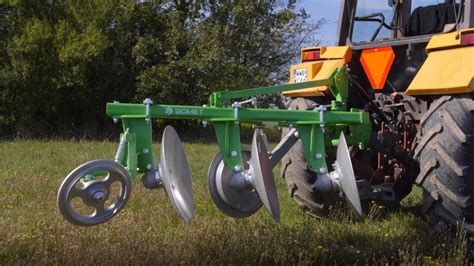 Współczesny pług talerzowy Bomet Lepus, widok z bliska na talerze