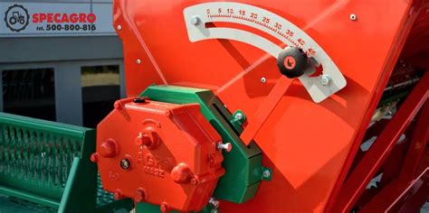 Widok na zagarniacz sprężynowy siewnika Agro-Masz SR z regulacją kąta pracy