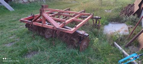 Zdjęcie przedstawiające bronę talerzową półzawieszaną Agro-Tom w akcji.