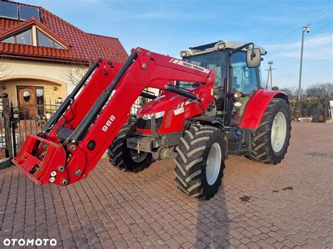 Ładowacz czołowy Massey Ferguson zamontowany na ciągniku w pracy w gospodarstwie