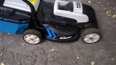 Zdjęcie przedstawiające kosiarkę elektryczną MacAllister w przydomowym ogrodzie