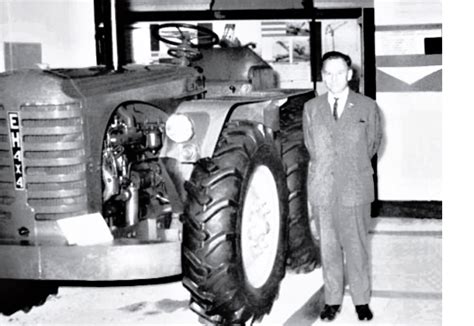 Prof. Edward Habich i dr Stanisław Kowalski przy prototypie EH 4x4 podczas wystawy w 1962 r.