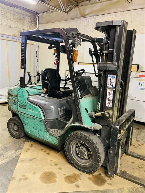 Wnętrze kabiny operatora Mitsubishi FG25N, panel sterowania