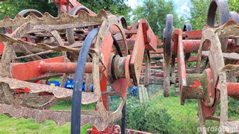 zdjęcie wału strunowego w akcji, pokazujące efekt pracy na glebie