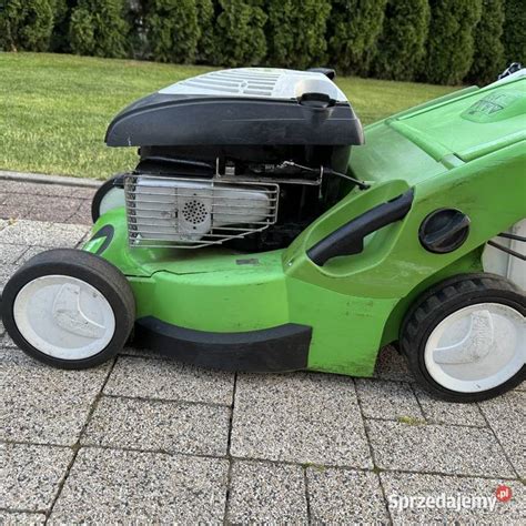 Zdjęcie kosiarki traktorowej Viking MT 640 podczas pracy