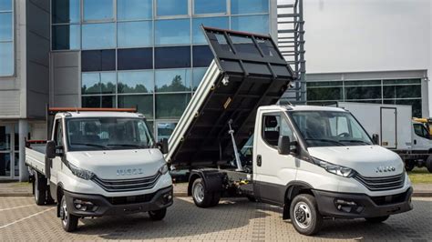 Salon Iveco z widocznymi modelami Daily