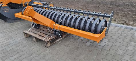 Wał daszkowy zagęszczający i wyrównujący stanowisko