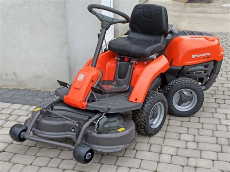 traktorek Husqvarna Rider z różnymi rodzajami osprzętu (np. szczotka, pług)