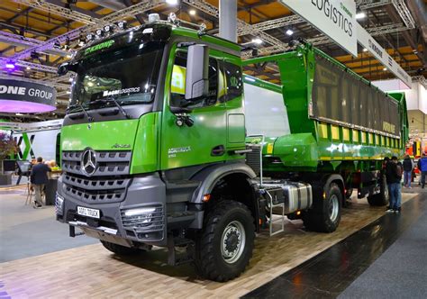 Zdjęcie zmodyfikowanego Mercedesa Arocs Agro Mover z widocznym zaczepem rolniczym.