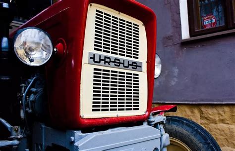 Historyczny traktor Ursus na tle polskiej wsi