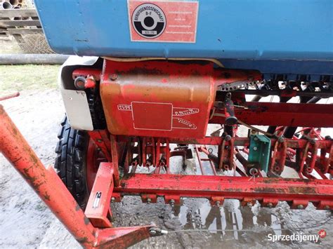 Zdjęcie siewnika Isaria 6050 z dużą skrzynią zasypową