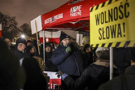 Thematyczne zdjęcie odśnieżarki pracującej przed budynkiem firmy w zimie