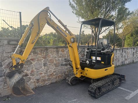 zdjęcie minikoparki Komatsu PC16 pracującej na placu budowy