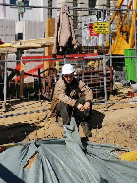 Zdjęcie wozidła przegubowego pracującego na wąskim placu budowy