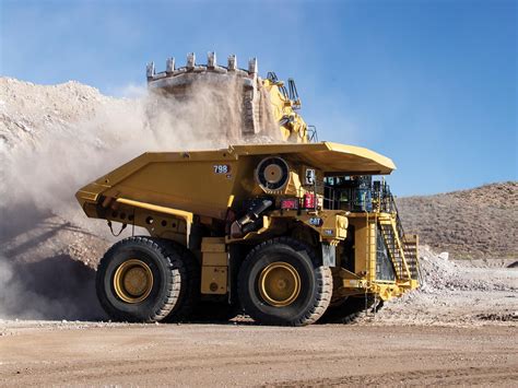 Zdjęcie wozidła sztywnoramowego Caterpillar pracującego w kopalni odkrywkowej