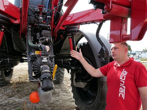Ilustracja przedstawiająca technika serwisu dokonującego przeglądu opryskiwacza polowego