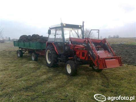 Zetor 7211 z rozrzutnikiem obornika Fortschritt T-088 na ściernisku