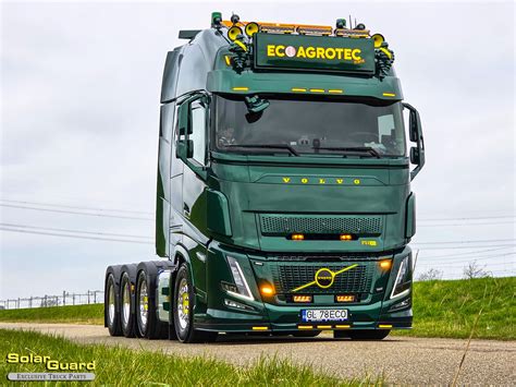 Zdjęcie przedstawiające flotę ciągników Volvo FH16 8x4 firmy Ol-trans