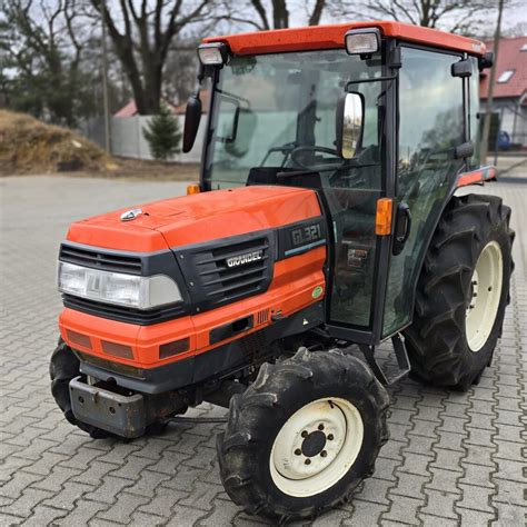 Infografika porównująca różne serie mini traktorków Kubota
